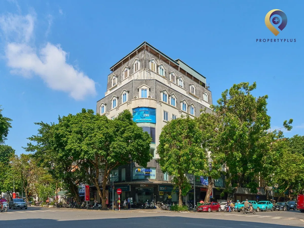 Toàn cảnh tòa nhà Naforimex Building nhìn từ góc phố.